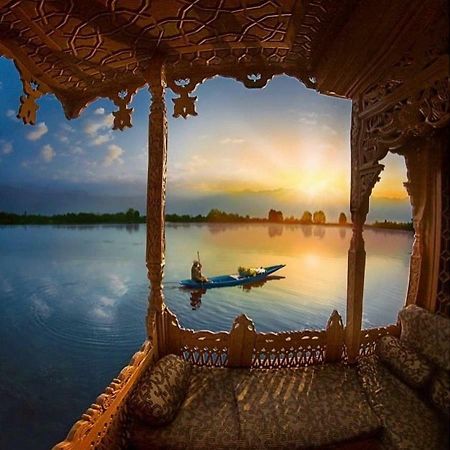 Peacock Houseboats Hotel Srinagar  Exterior photo