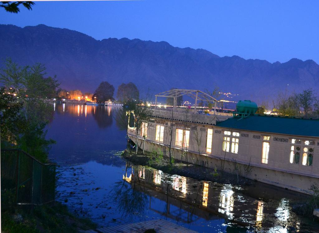 Peacock Houseboats Hotel Srinagar  Exterior photo