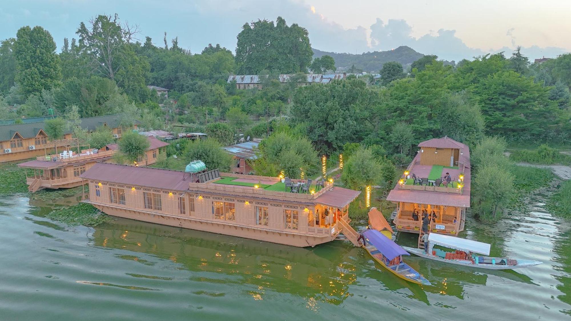Peacock Houseboats Hotel Srinagar  Exterior photo