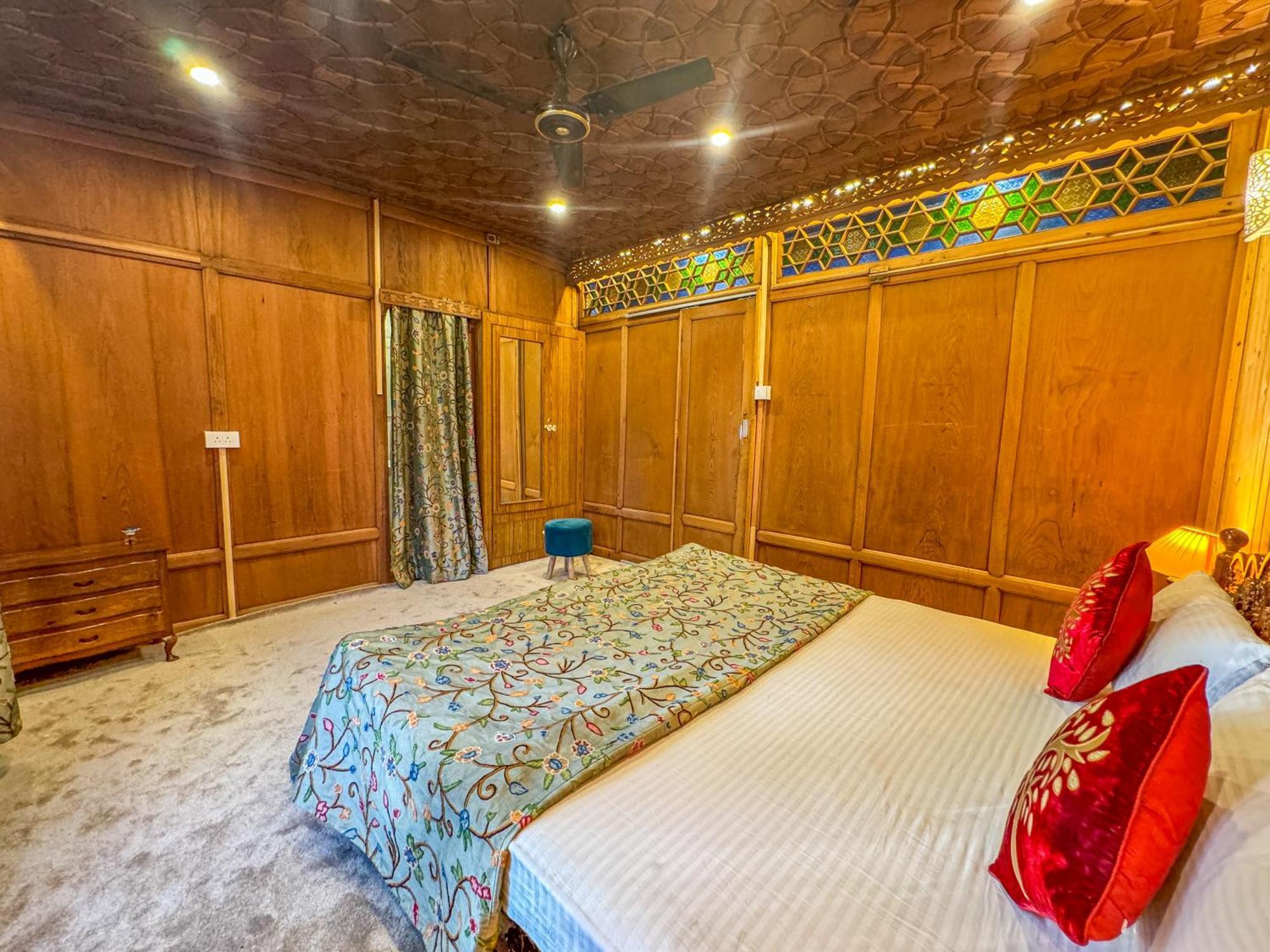 Peacock Houseboats Hotel Srinagar  Exterior photo