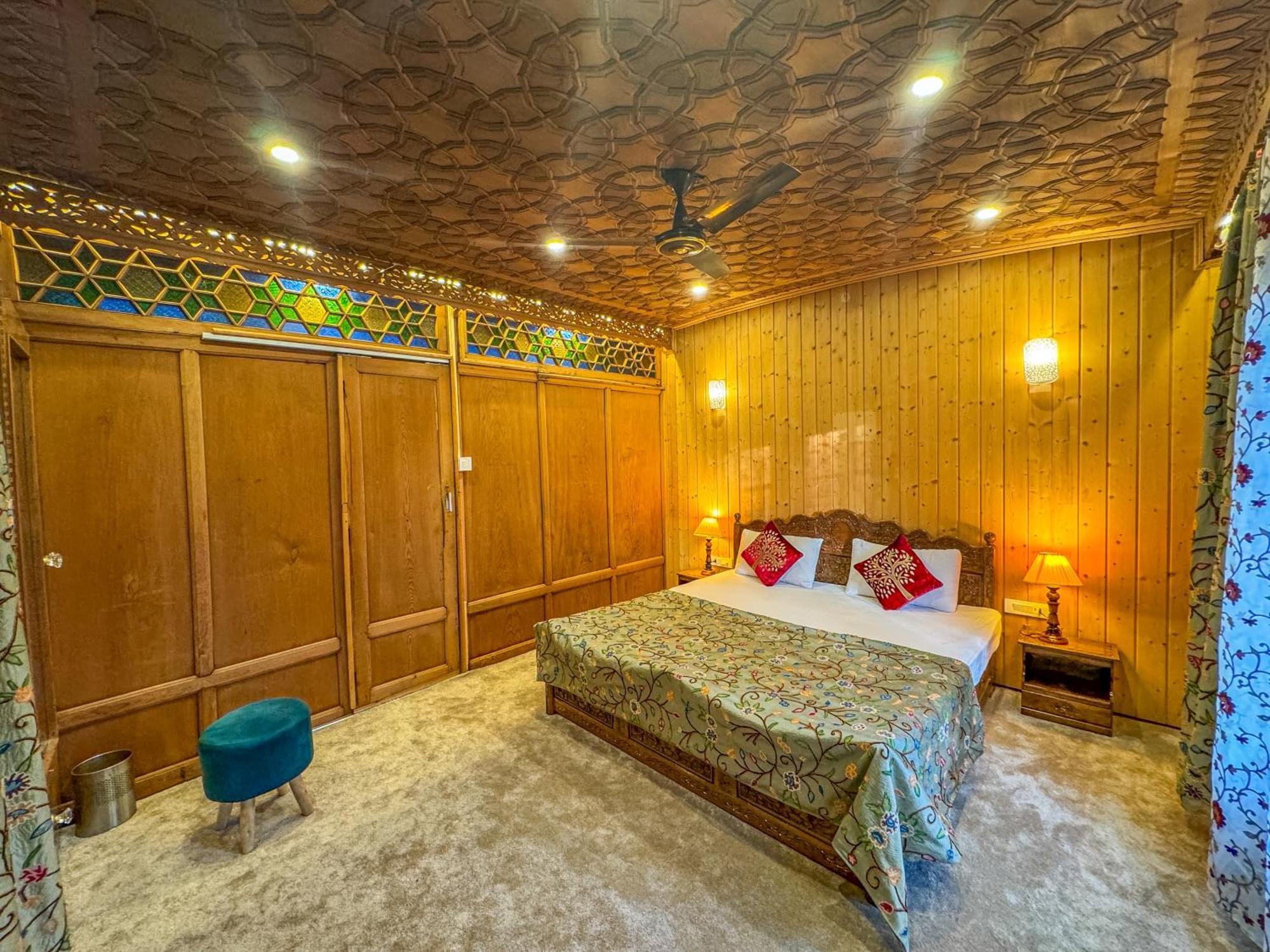 Peacock Houseboats Hotel Srinagar  Exterior photo