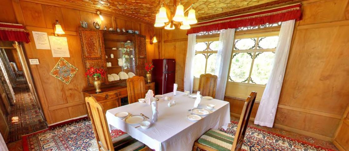 Peacock Houseboats Hotel Srinagar  Exterior photo