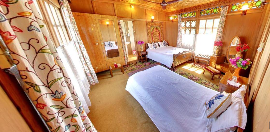 Peacock Houseboats Hotel Srinagar  Exterior photo
