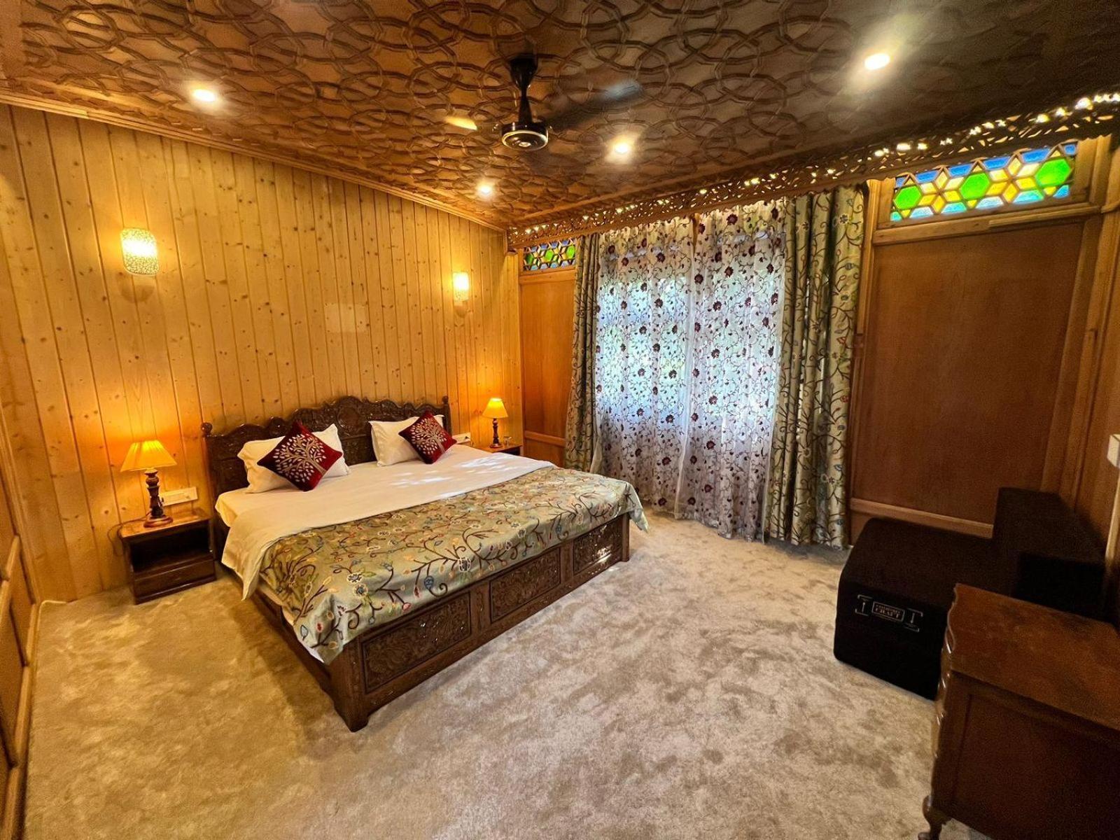 Peacock Houseboats Hotel Srinagar  Exterior photo