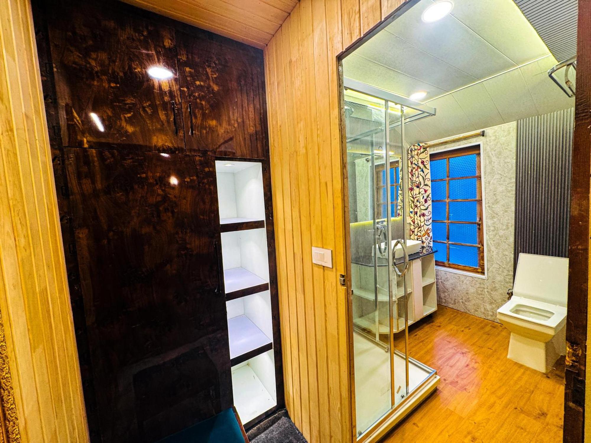 Peacock Houseboats Hotel Srinagar  Exterior photo