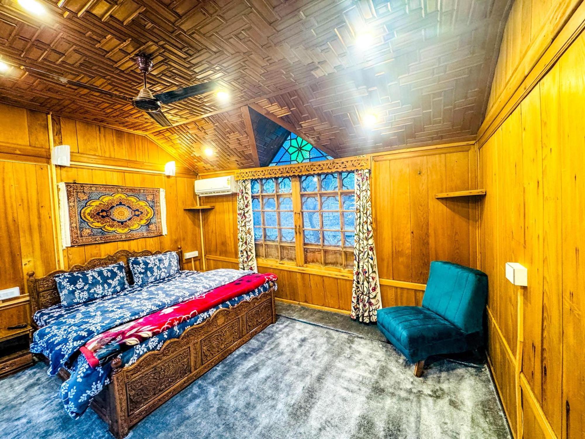 Peacock Houseboats Hotel Srinagar  Exterior photo