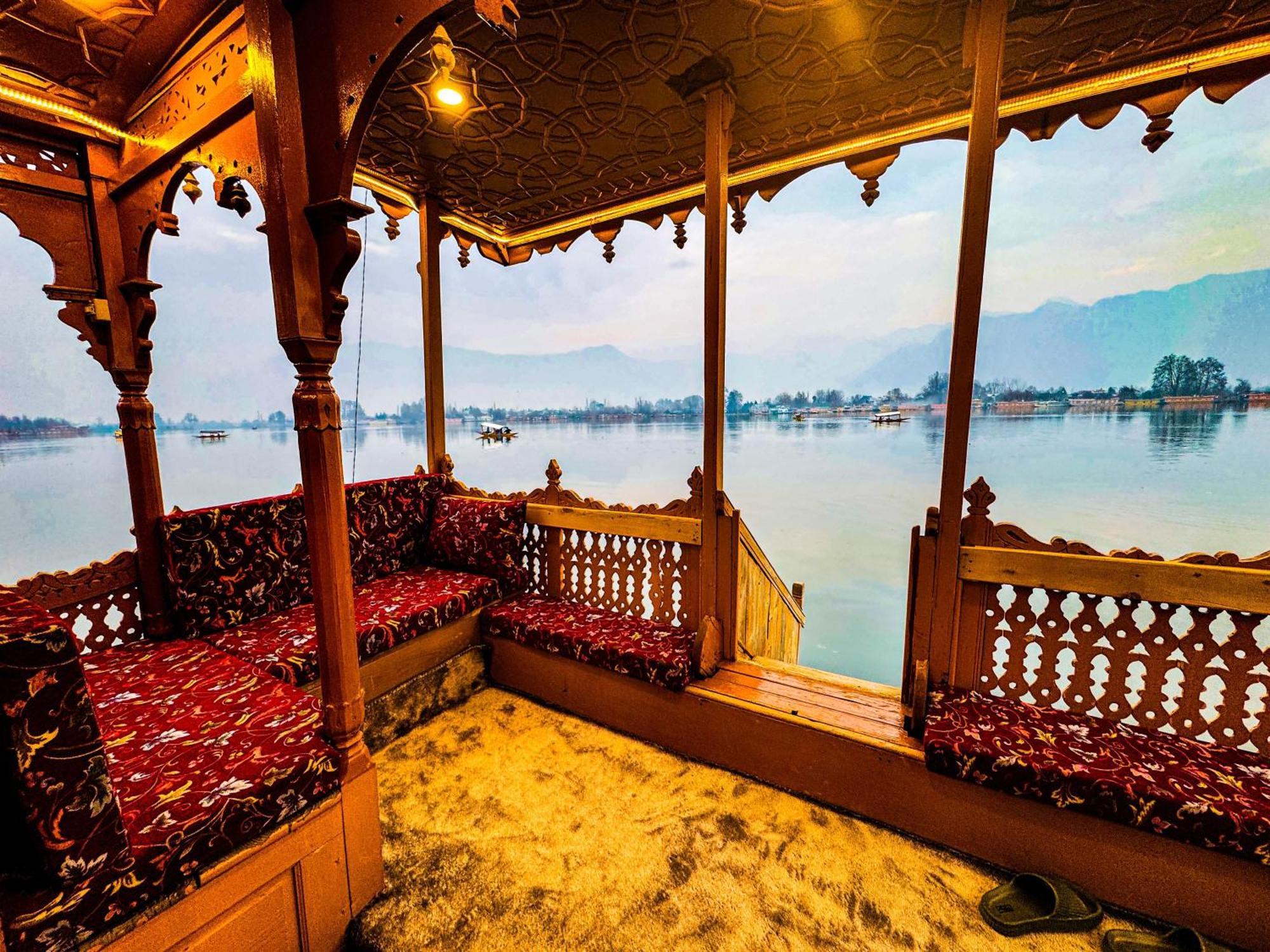 Peacock Houseboats Hotel Srinagar  Exterior photo