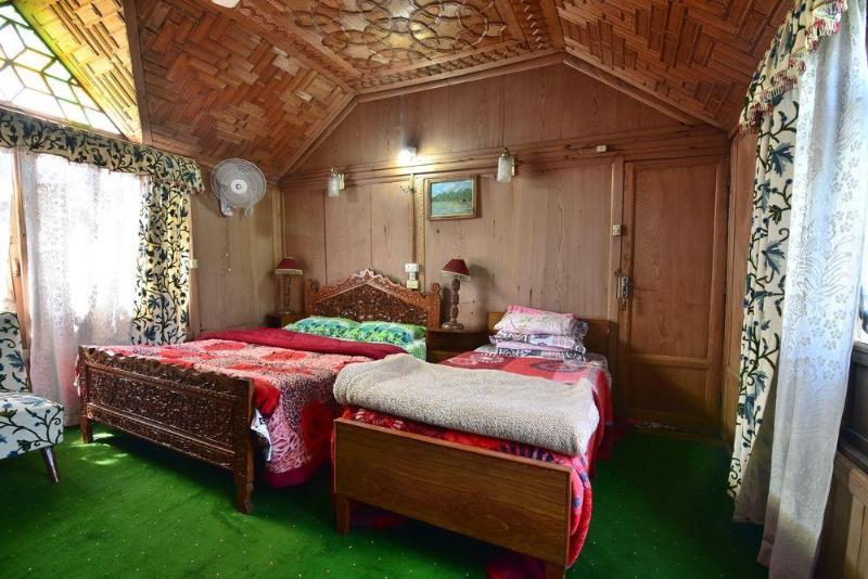 Peacock Houseboats Hotel Srinagar  Exterior photo