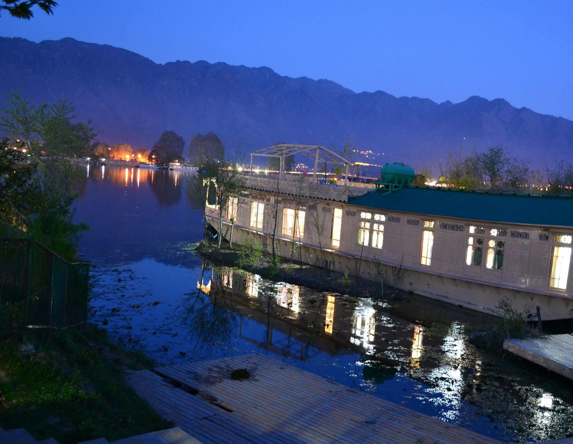 Peacock Houseboats Hotel Srinagar  Exterior photo