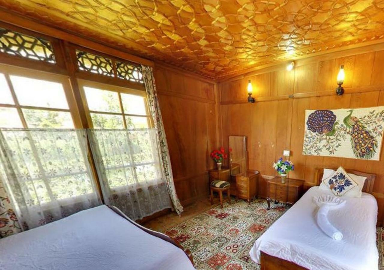 Peacock Houseboats Hotel Srinagar  Exterior photo